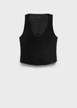 Chaleco sastrero color negro, con cuello redondo abierto, tirantes anchos y diseño recto.