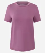Remera deportiva Get Over de microfibra color lila, de corte regular y recto, con cuello redondo, mangas cortas y terminación redondeada.
