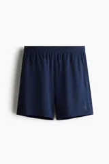 Short deportivo azul marino de tejido de poliéster de secado rápido con cintura elástica ajustable con cordón, bolsillos laterales y aberturas laterales en el bajo.