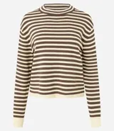 Sweater de punto de manga larga, con rayas horizontales en azul marino y blanco. Presenta cuello redondo ligeramente elevado y puños y ruedo en color blanco liso.