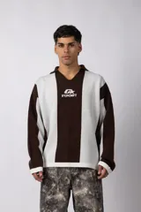 Sweater de tejido de punto con diseño a rayas verticales en color marrón y blanco. Presenta cuello polo abierto, mangas largas y un logo bordado en el centro del pecho.