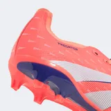 Championes de fútbol Adidas Predator League, color naranja coral con detalles en azul oscuro y tres franjas blancas. Presentan una lengüeta plegable y suela con tapones moldeados para terreno firme.