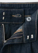 Bermudas de denim de tiro medio y corte recto, con pinzas frontales, trabillas para cinturón y bolsillos laterales.
