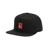 Gorra negra con visera plana y logo de eS bordado en rojo en el panel frontal.