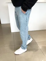 Jeans mom de corte relajado y tiro medio, en color azul claro con efecto deslavado.
