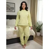 Conjunto de pijama de dos piezas confeccionado en plush suave con textura de ochos. Incluye una remera de manga larga con cuello redondo y un pantalón de corte recto con cintura elástica.