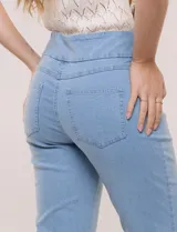 Pantalón capri tipo jegging de denim azul claro, marca Ruby Rd, con pretina ancha elastizada, bolsillos delanteros simulados y bolsillos traseros aplicados.