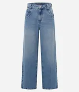 Pantalón de jean estilo skater con lavado dirty, tiro bajo, trabillas anchas en la cintura, cierre frontal con botón y cremallera, y bolsillos funcionales en frente y espalda.