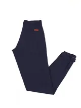 Pantalón de vestir azul marino, de corte recto, con bolsillos laterales y traseros. Se ajusta a la cintura con cinturón de cuero marrón.