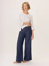 Pantalon de jean de tiro medio-alto, corte wide leg con costuras en hilo color rojo. Cuenta con bolsillos delanteros y traseros.