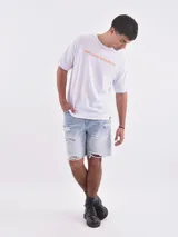 Remera blanca de corte holgado con la frase "The Good Old Days" estampada en color naranja.