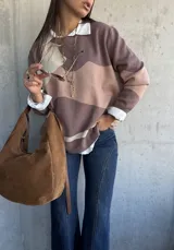 Sweater de punto con diseño de bloques de color en tonos tierra y beige, de corte oversize, cuello redondo y manga larga.