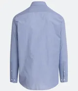 Camisa celeste de corte clásico, confort fit, manga larga y cuello abotonado.