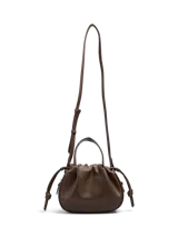 Bolso tipo saco o 'balloon' de efecto cuero color marrón oscuro (Chicory Coffee) con asa superior y correa ajustable para llevar al hombro o cruzado. Presenta herrajes plateados y cierre magnético.