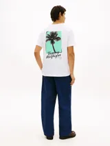 Remera de cuello redondo Tommy Hilfiger, color blanco, de corte regular y manga corta. Presenta un pequeño logo bordado en el pecho en tono verde agua.