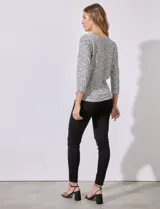 Blusa tejida marca Ruby Rd, con cuello a la base y abertura en V. Manga ¾ y nudo en la parte inferior.