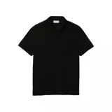 Remera tipo polo Lacoste de manga corta, color negro, con cuello clásico y cierre frontal de botones. Diseño minimalista con logo de la marca bordado tono sobre tono en el pecho.