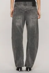 Jeans de tiro bajo y diseño bow-leg, con recortes y pinzas constructivas que forman una pierna curva. Confeccionado en denim de algodón con lavado efecto ahumado y desgastado.