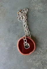 Collar de cadena con dije de piedra de ágata natural verde en formato geoda.