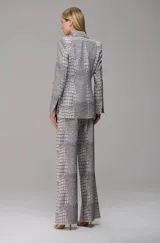 Blazer entallado gris con estampado de imitación piel de cocodrilo, solapas de muesca, bolsillos ribeteados y cierre frontal con hebilla metálica.