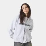 Campera con cierre frontal y capucha, color gris melange, de calce oversize. Presenta un estampado frontal con el logo estilizado de 'emes studios' en color verde oscuro.