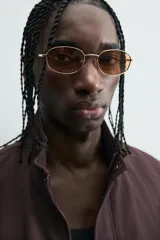 Cazadora azul marino de corte regular fit, confeccionada en tejido técnico repelente al agua. Presenta cuello subido, manga larga, bolsillos de vivo en cadera, bolsillo interior y acabados en rib en puños y bajo. Cierre frontal de cremallera oculta por solapa con botones a presión.