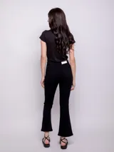 Pantalón oxford color beige, de algodón y elastano, con cinco bolsillos, cierre y botón metálico.