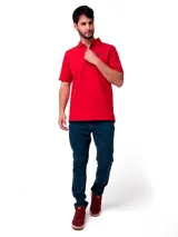Remera tipo polo de Caterpillar, color rojo, con cuello y puños acanalados. Presenta el logo de la marca bordado en el pecho y un pequeño detalle triangular en la manga.