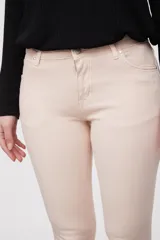 Pantalon jean de corte skinny y calce medio, color blanco, con bolsillos laterales y traseros.