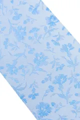 Set de regalo Florenzi, compuesto por corbata azul con estampado de flores blancas, pañuelo de bolsillo a juego y gemelos forrados en la misma tela. Presentado en caja negra con el logo de la marca.