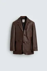 Blazer de corte relajado confeccionada en piel con acabado napado, cuello con solapas de muesca, manga larga, bolsillos frontales de plastrón y cierre frontal de botonadura.