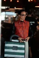 Chaqueta con cuerpo de cuero sintético rojo con estampado de piel de serpiente y mangas largas de cuero sintético negro.