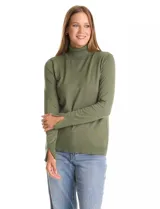 Polera de cuello alto confeccionada en tejido de punto fino, con mangas largas y detalle de tajo en los puños.