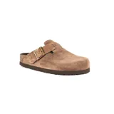 Zueco de gamuza color marrón con tira ajustable mediante hebilla metálica dorada, suela de corcho y base de goma estriada.