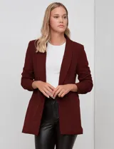 Blazer blanco de crepe, marca BBJ, con cuello solapa, bolsillos delanteros y mangas tres cuartos con frunce. Cuenta con forro interno y diseño abierto al frente.