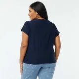 Camiseta de manga corta color azul marino, con escote redondo y tejido de punto calado con patrón geométrico.