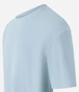 Remera celeste de algodón con cuello redondo, mangas cortas y textura chevron.