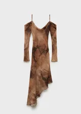 Vestido midi de tejido ligero con estampado abstracto en tonos marrones. Presenta un diseño con escote drapeado, tirantes finos y mangas largas caídas que dejan los hombros al descubierto.
