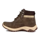Bota acordonada de cuero sintético color marrón, con caña media, suela de goma y detalle de la marca en el lateral.