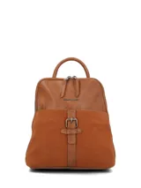 Mochila Hush Puppies color caramelo, confeccionada en una combinación de cuero sintético liso y gamuza. Presenta un bolsillo frontal con cierre de hebilla decorativa, cierre principal con doble tirador y asa superior.