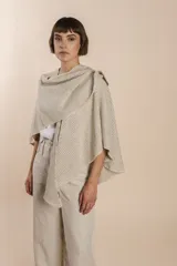 Ruana corta de lana color marrón con terminación de crochet hecho a mano. Prenda cómoda, versátil y fácil de combinar.