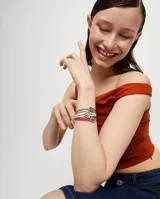 Pulsera de cuero doble color blanco con dije central de ojo plateado con cristal.