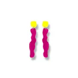 Par de aros colgantes con base cuadrada rosa y pieza colgante ondulada roja.