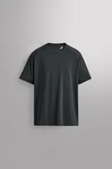 Camiseta de entrenamiento Zara Athleticz regular fit, confeccionada en tejido técnico negro, ligero y elástico. Cuenta con cuello redondo, manga corta y costuras planas.