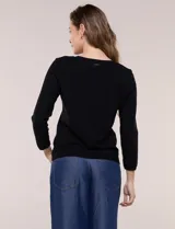 Buzo tejido fino y suave de marca Elie Tahari, color gris, con escote redondo pronunciado, mangas largas y silueta semi entallada.
