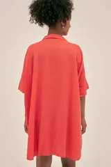 Túnica corta color coral de lino con cuello camisero y mangas cortas.