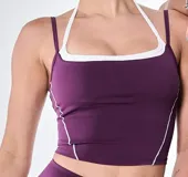 Top deportivo violeta con breteles finos y contorno blanco.