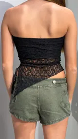 Short verde militar de jean, de tiro bajo, con bolsillos delanteros decorativos con ribete pespunteado y botones metálicos.