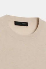 Jersey de punto liso color verde, con cuello redondo y manga larga. Confeccionado en hilatura de lana 100% con tacto suave.