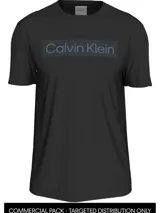 Remera negra de algodón con cuello redondo y mangas cortas. Estampado frontal con el logo de Calvin Klein en color gris.